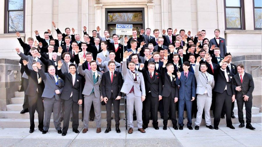Students In Wisconsin School Photographed Performing Nazi Salute Sparks Debate About Student First Amendment Rights